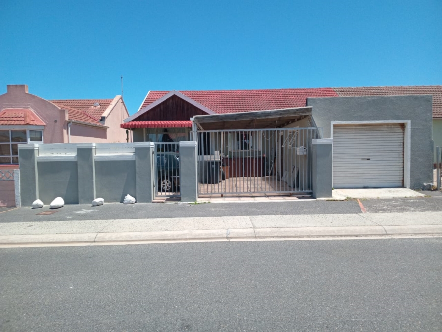  Bedroom Property for Sale in Strandfontein Village Western Cape